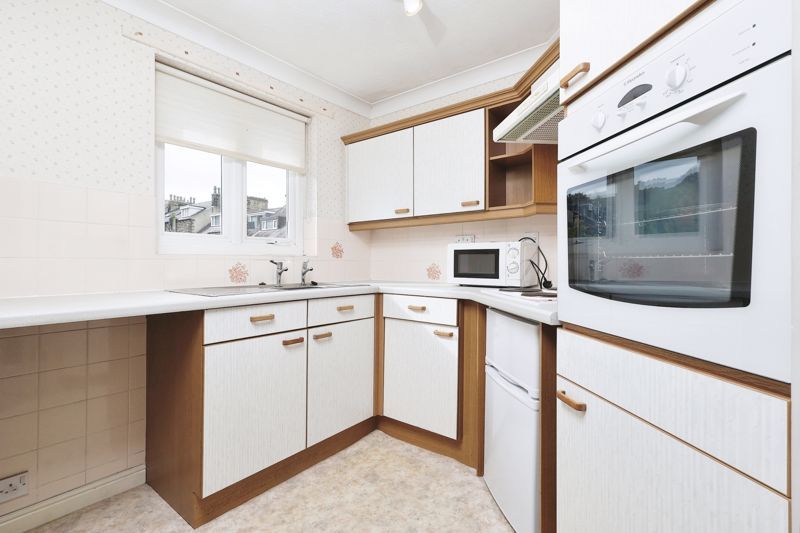 1 bed flat for sale in Carnegie Court, Ilkley LS29, £160,000