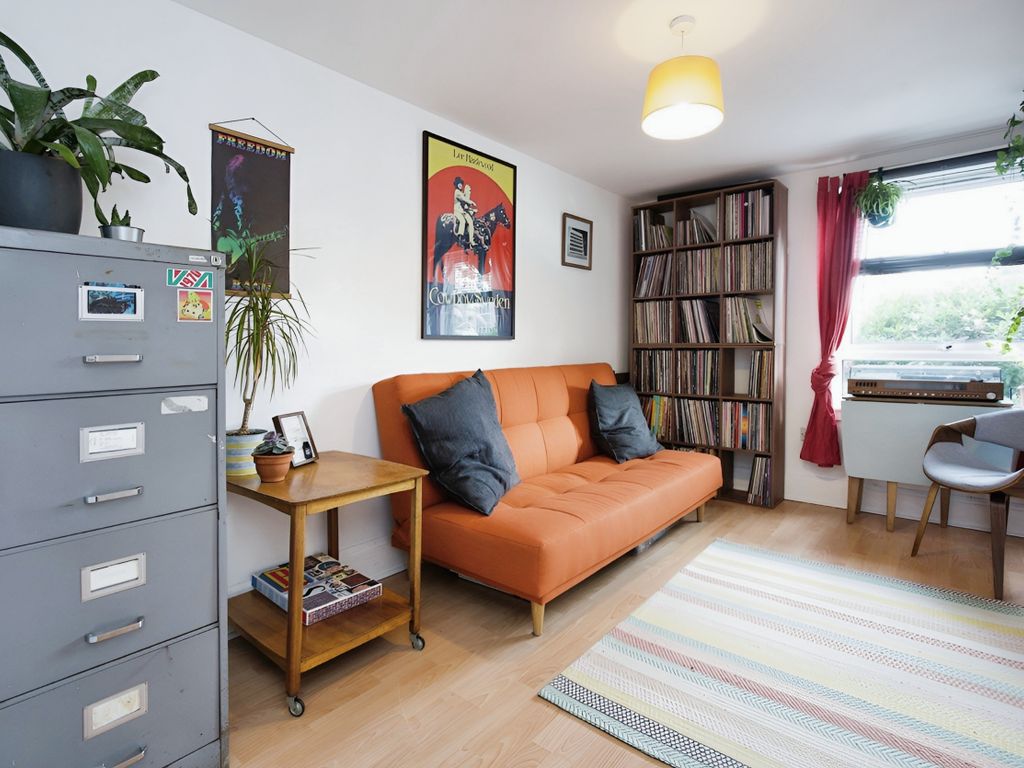 2 bed flat for sale in Blackthorn Court, Edinburgh EH4, £180,000