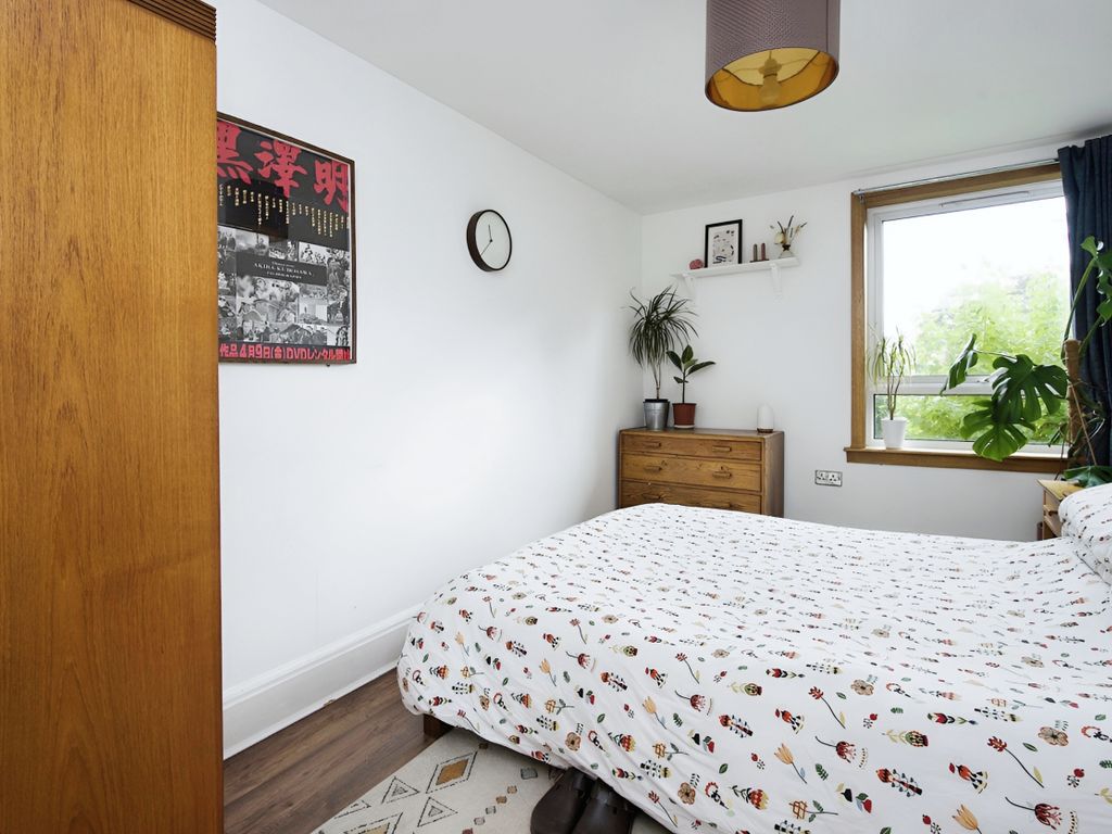 2 bed flat for sale in Blackthorn Court, Edinburgh EH4, £180,000