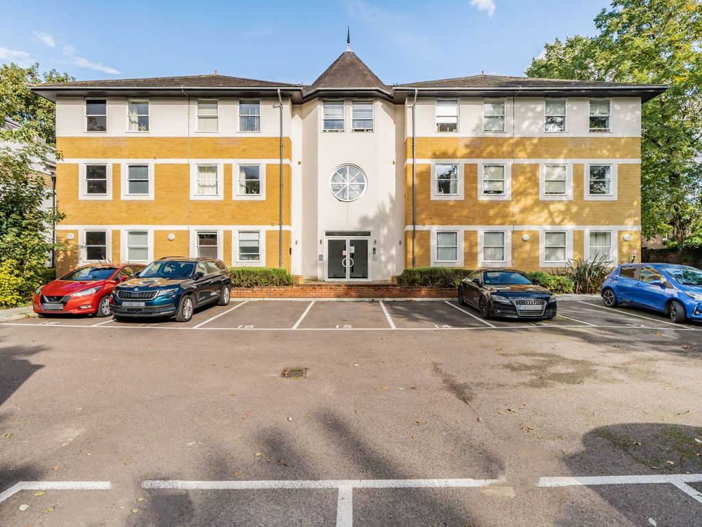 1 bed flat for sale in Brook House, Mitcham CR4, £290,000