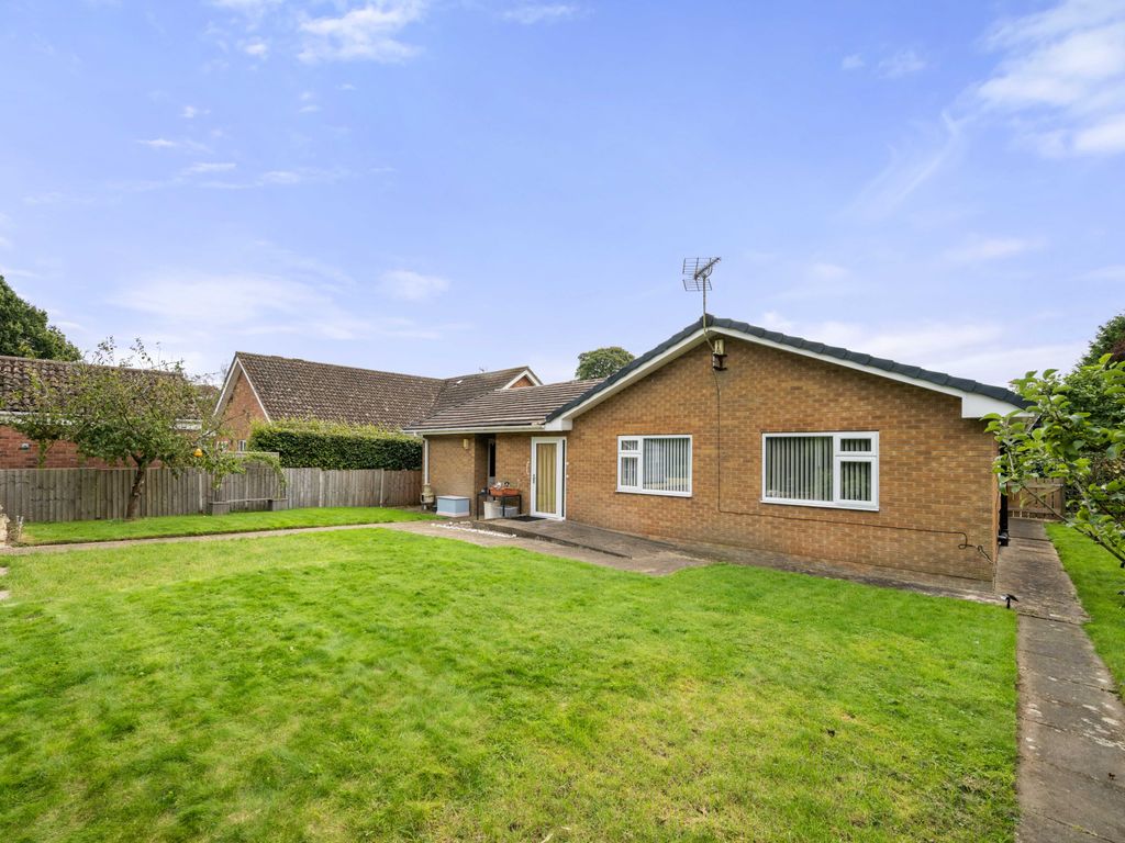 3 bed detached bungalow for sale in Main Road, Hundleby PE23, £300,000