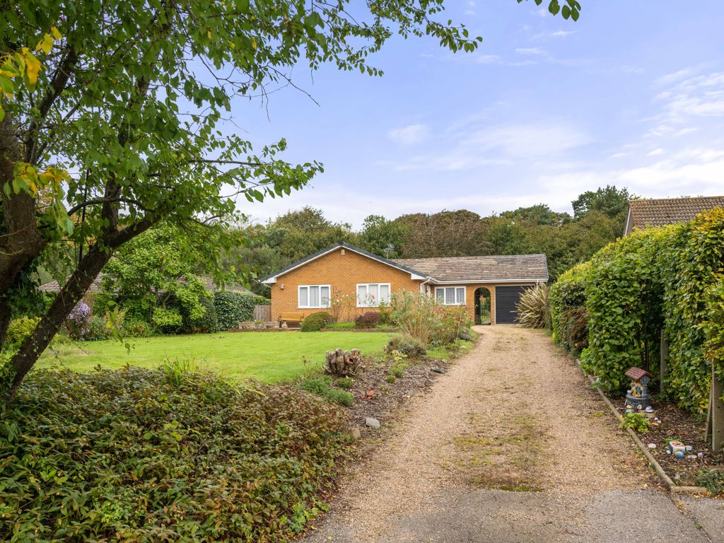 3 bed detached bungalow for sale in Main Road, Hundleby PE23, £300,000