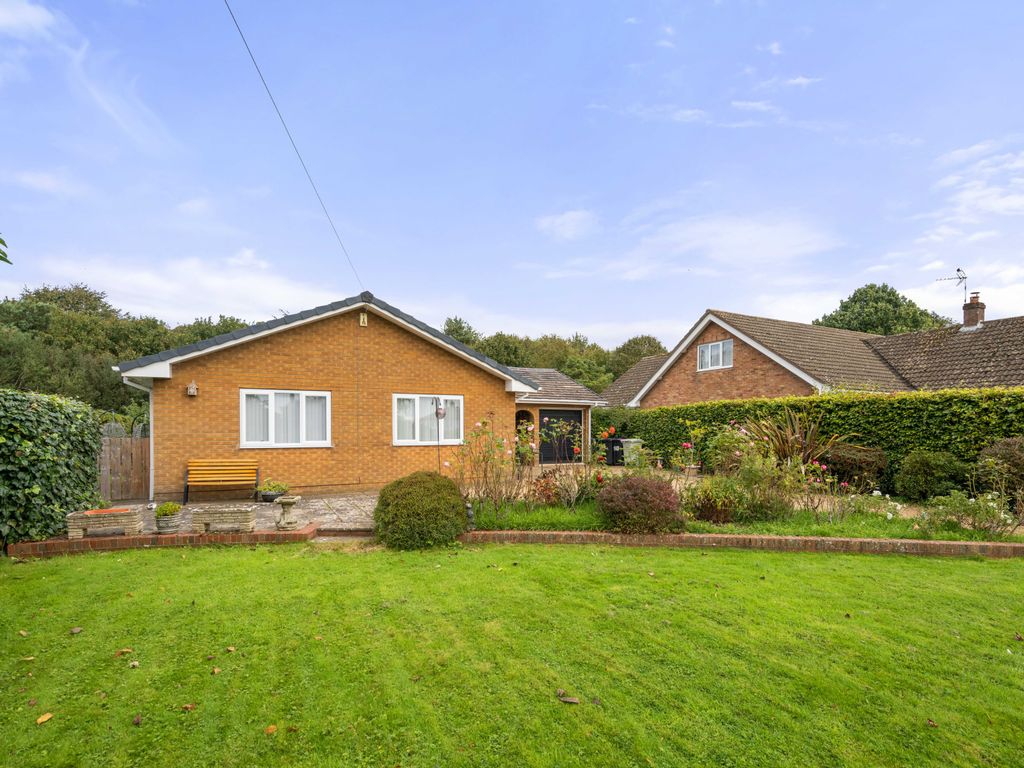 3 bed detached bungalow for sale in Main Road, Hundleby PE23, £300,000
