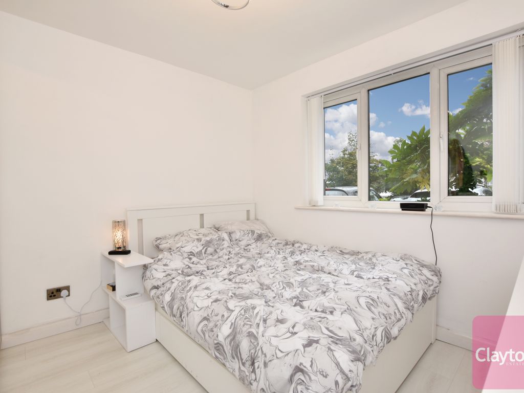 1 bed flat for sale in Rochester Drive, Garston, Watford WD25, £225,000