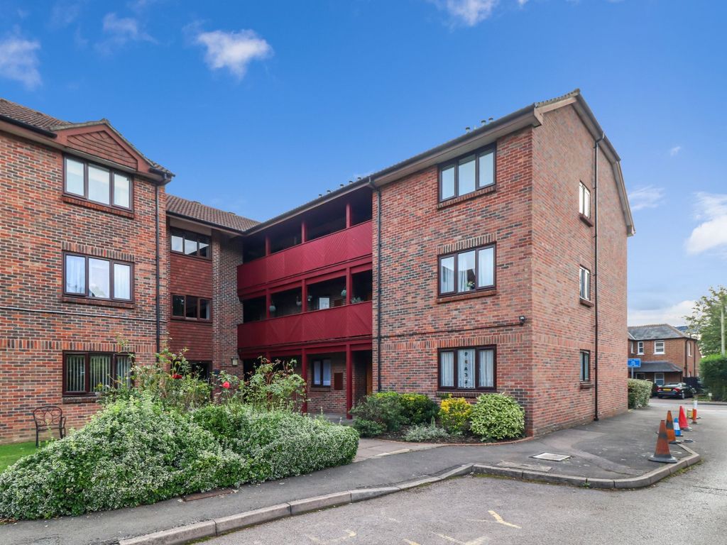 1 bed flat for sale in The Grange, High Street, Abbots Langley WD5, £175,000