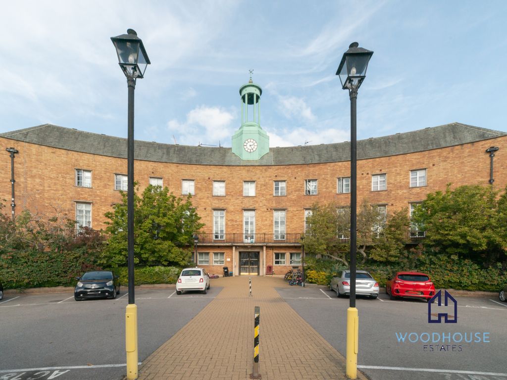 2 bed flat for sale in Constable Close, London N11, £324,995