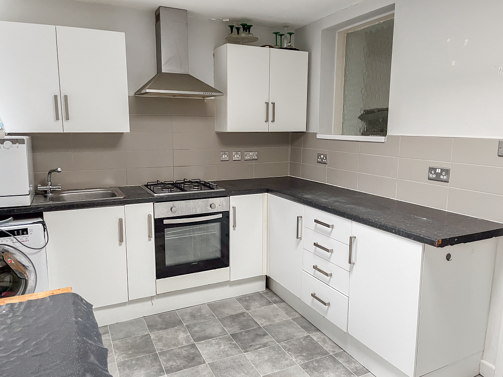2 bed town house for sale in Cardiff Road, Pontypridd, Mid Glamorgan CF37, £100,000