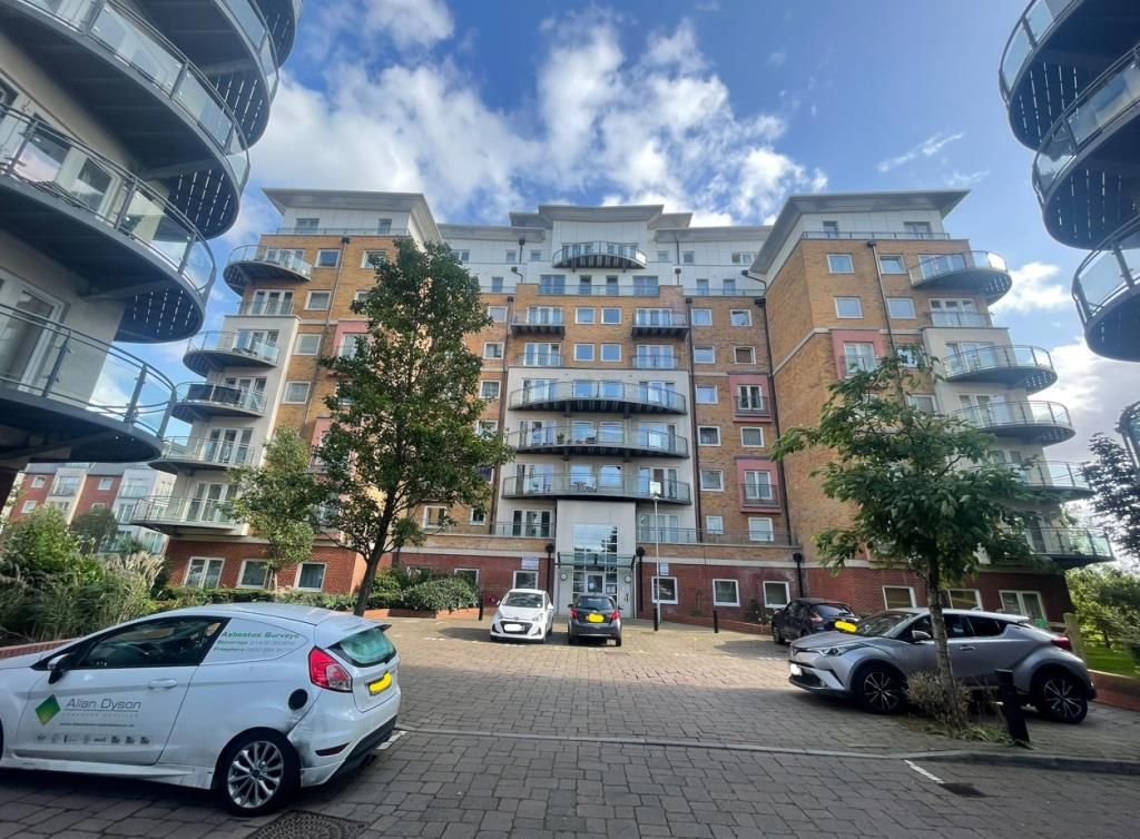 2 bed flat for sale in Basingstoke, Hampshire RG21, £184,950