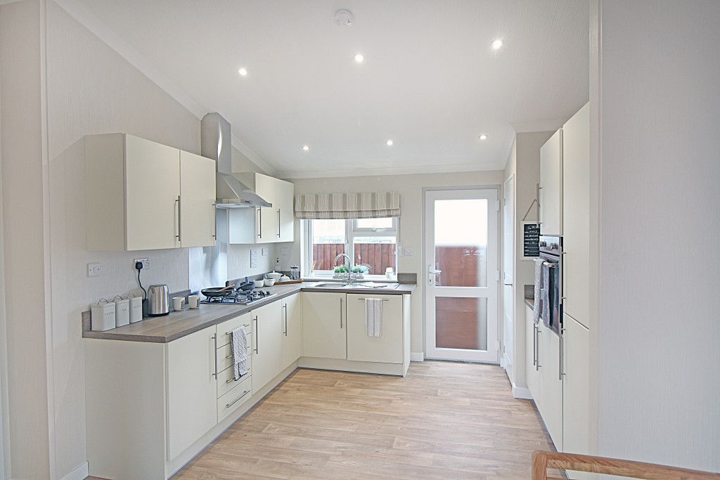 2 bed mobile/park home for sale in Chesters Croft, Cheadle Hulme, Cheadle SK8, £275,000