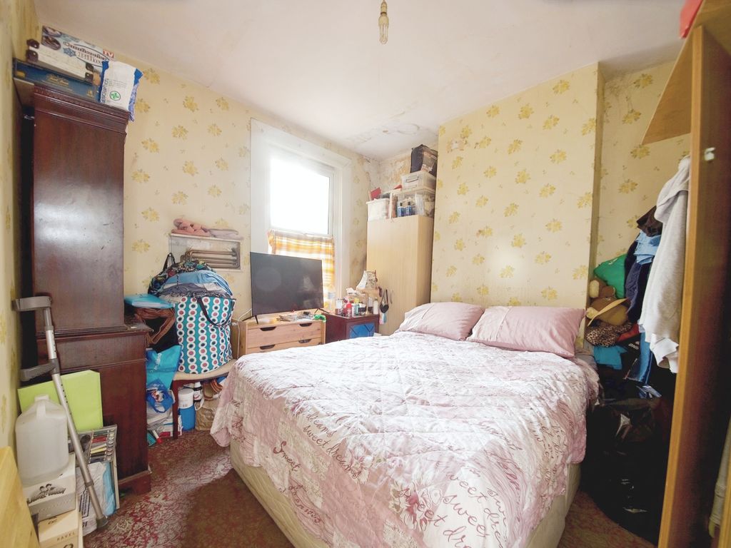 1 bed maisonette for sale in Market Street, East Ham E6, £250,000