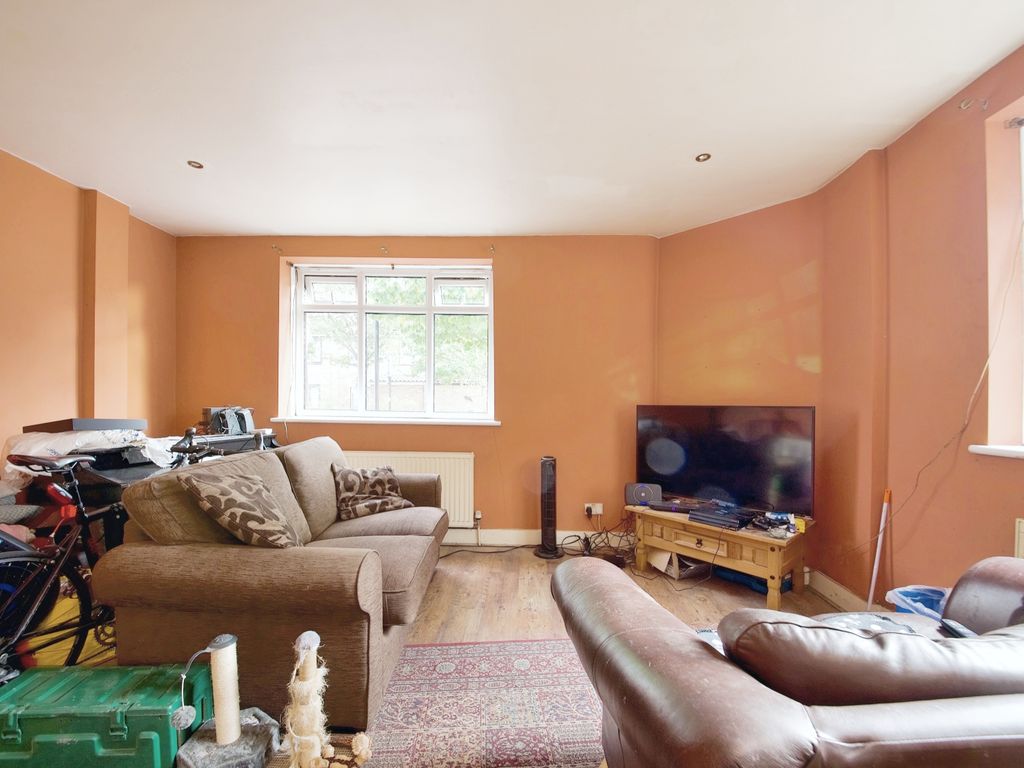 1 bed maisonette for sale in Market Street, East Ham E6, £250,000