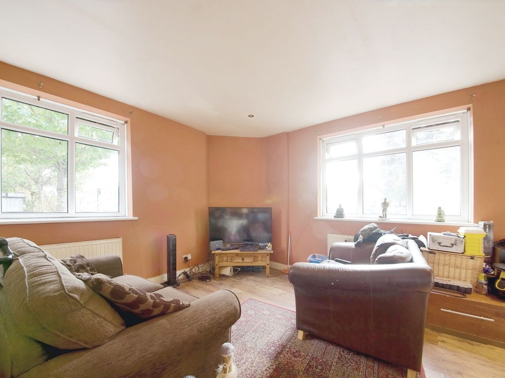 1 bed maisonette for sale in Market Street, East Ham E6, £250,000