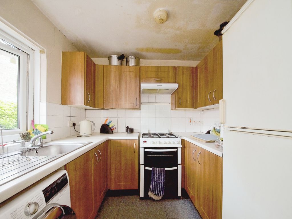 1 bed maisonette for sale in Market Street, East Ham E6, £250,000