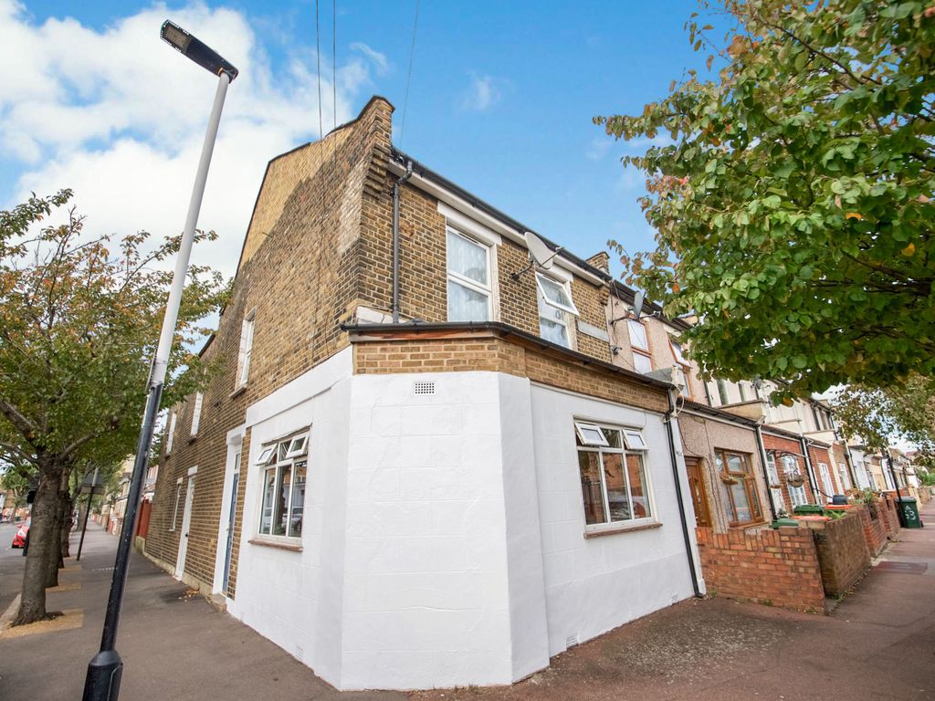 1 bed maisonette for sale in Market Street, East Ham E6, £250,000