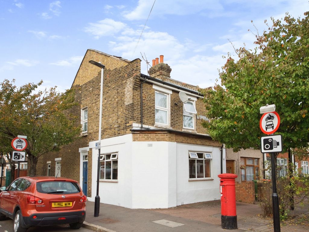 1 bed maisonette for sale in Market Street, East Ham E6, £250,000