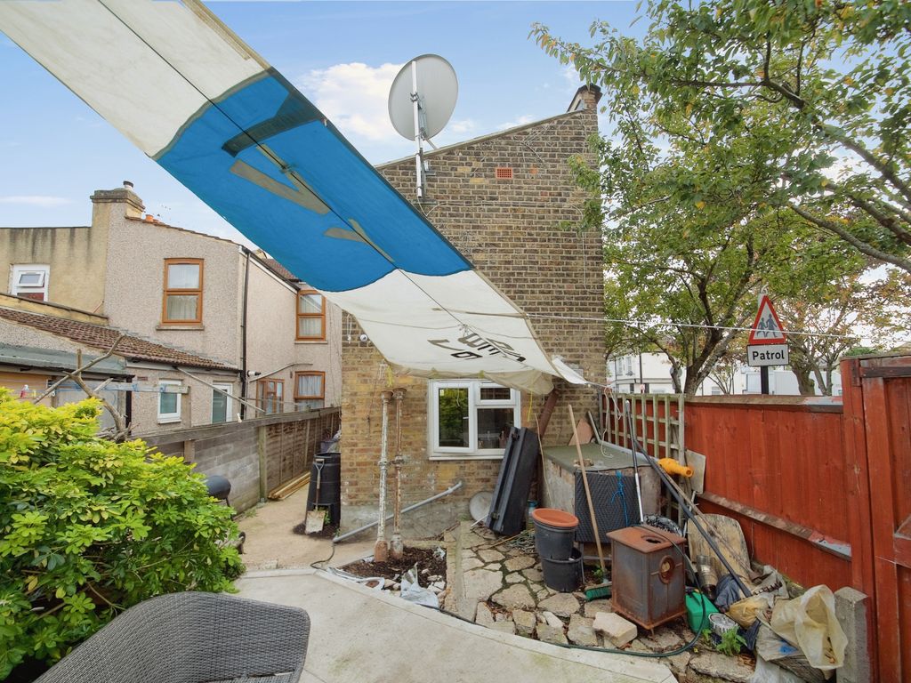 1 bed maisonette for sale in Market Street, East Ham E6, £250,000