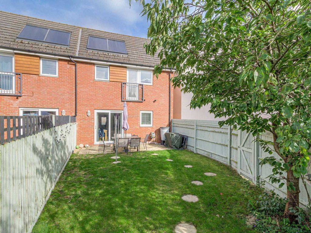 3 bed end terrace house for sale in Princes Way, Bletchley MK2, £335,000
