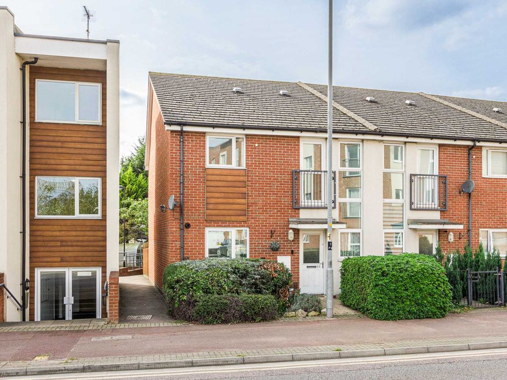 3 bed end terrace house for sale in Princes Way, Bletchley MK2, £335,000