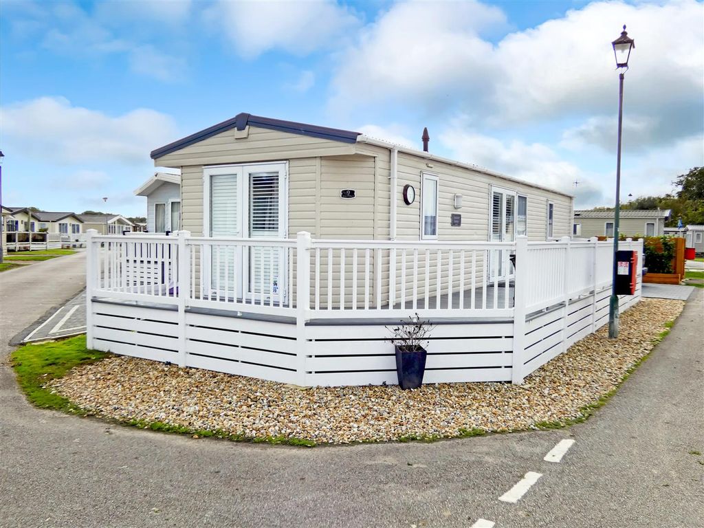 2 bed mobile/park home for sale in Vinnetrow Road, Runcton, Chichester PO20, £32,500