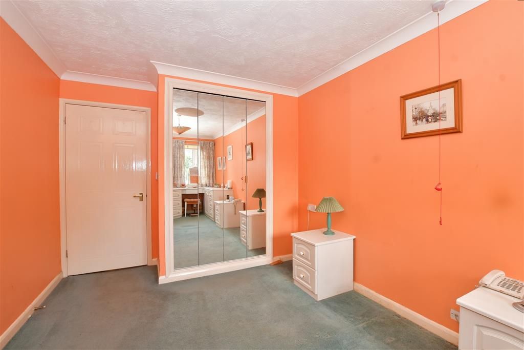 1 bed flat for sale in Cranley Gardens, Wallington, Surrey SM6, £150,000