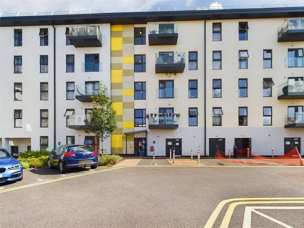 2 bed flat for sale in Walkinshaw Court, Gloucester, Gloucestershire GL1, £54,250
