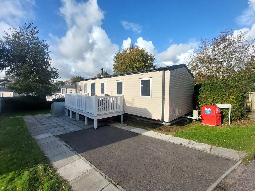 3 bed mobile/park home for sale in Lytchett Bay View, Rockley Park, Poole, Dorset BH15, £17,500