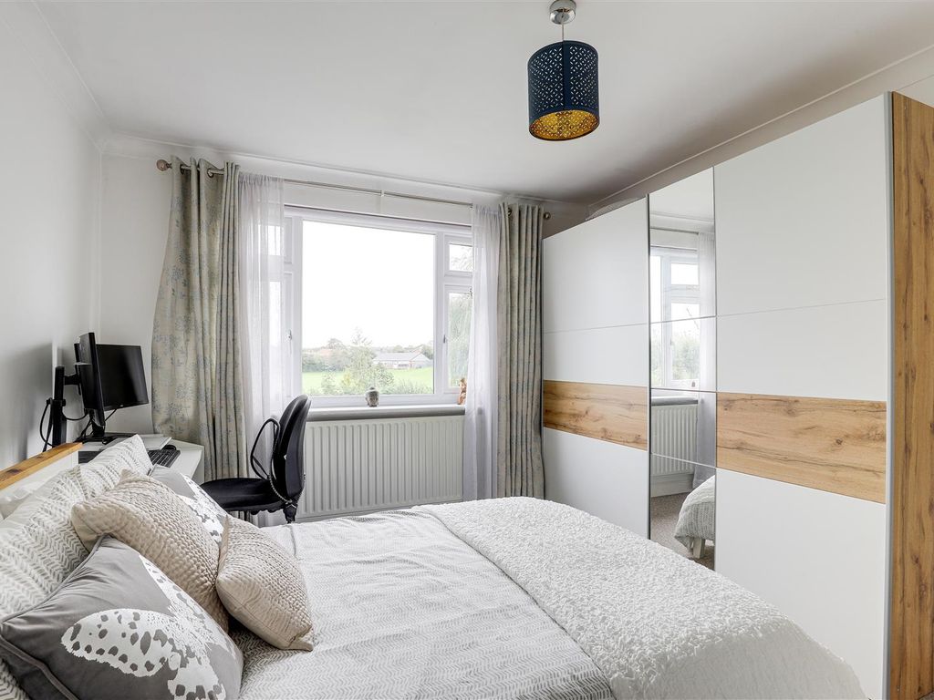 3 bed detached house for sale in Castleton Avenue, Arnold, Nottinghamshire NG5, £300,000
