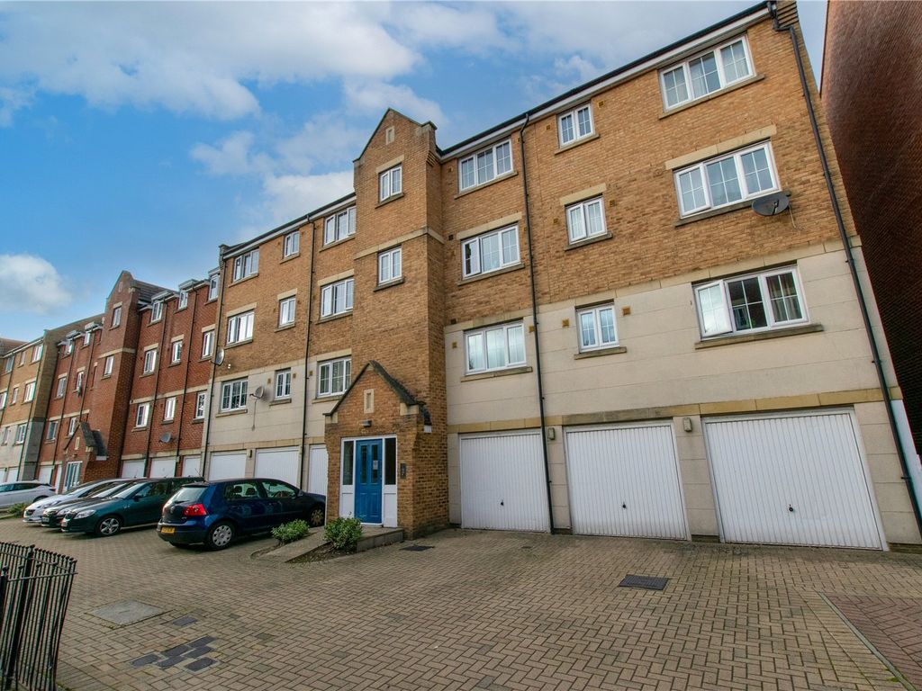 2 bed flat for sale in Bramley Court, Dunstable, Bedfordshire LU5, £200,000