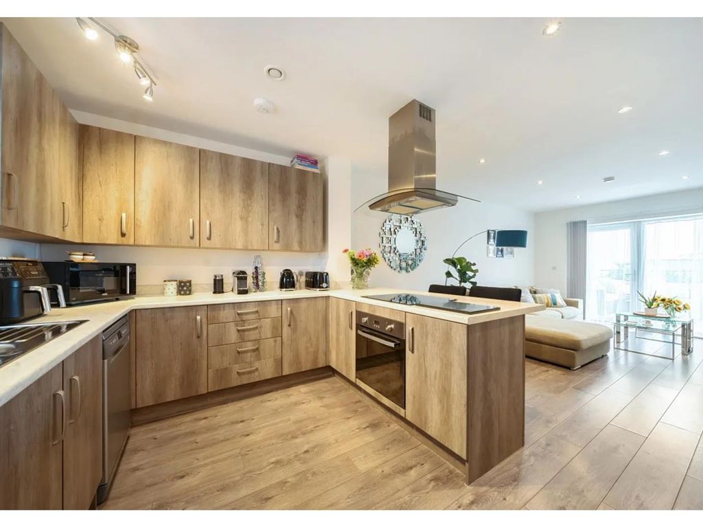 2 bed flat for sale in Thornbury Way, London E17, £102,500