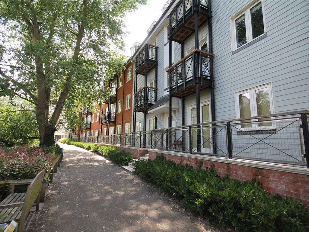 2 bed flat for sale in Great Stour Mews, Canterbury CT1, £250,000