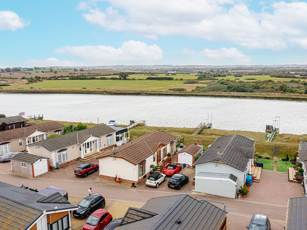 2 bed mobile/park home for sale in Waterfront, Wickford SS11, £300,000