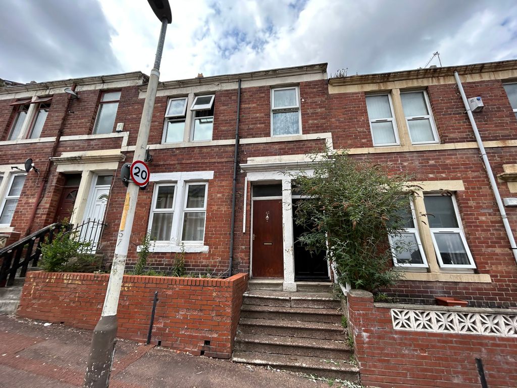 3 bed flat for sale in Howe Street, Gateshead NE8, £45,000