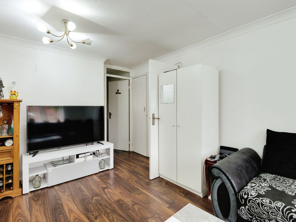 1 bed flat for sale in Vicarage Way, Slough SL3, £200,000
