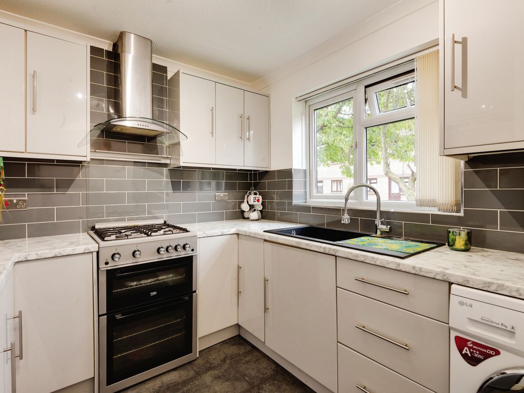 1 bed flat for sale in Vicarage Way, Slough SL3, £200,000