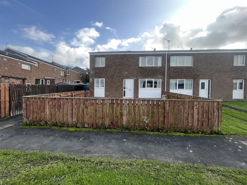 3 bed end terrace house for sale in Woodlands Court, Crook DL15, £100,000