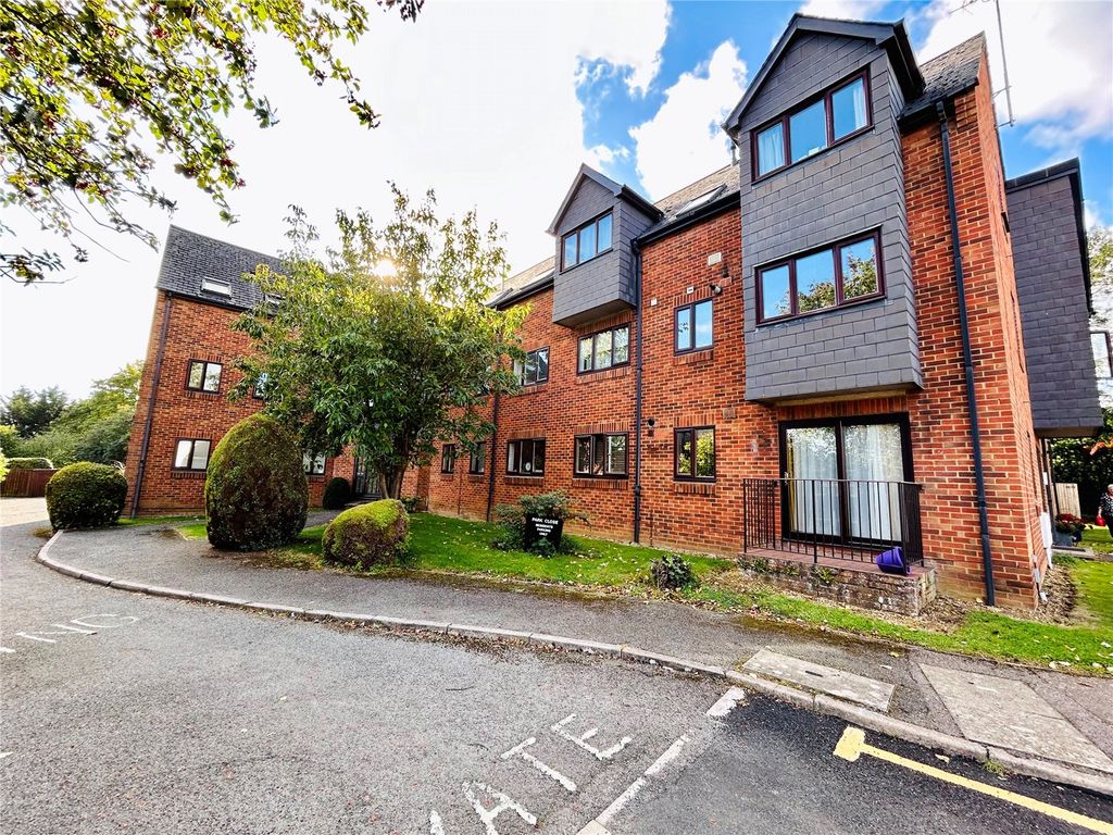 2 bed flat for sale in Wratten Road East, Hitchin SG5, £260,000
