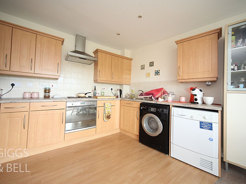 2 bed flat for sale in Foxglove Way, Luton, Bedfordshire LU3, £200,000