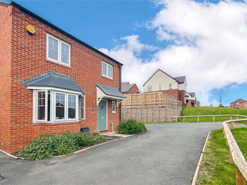 3 bed detached house for sale in Meadow Way, Tamworth, Staffordshire B79, £325,000