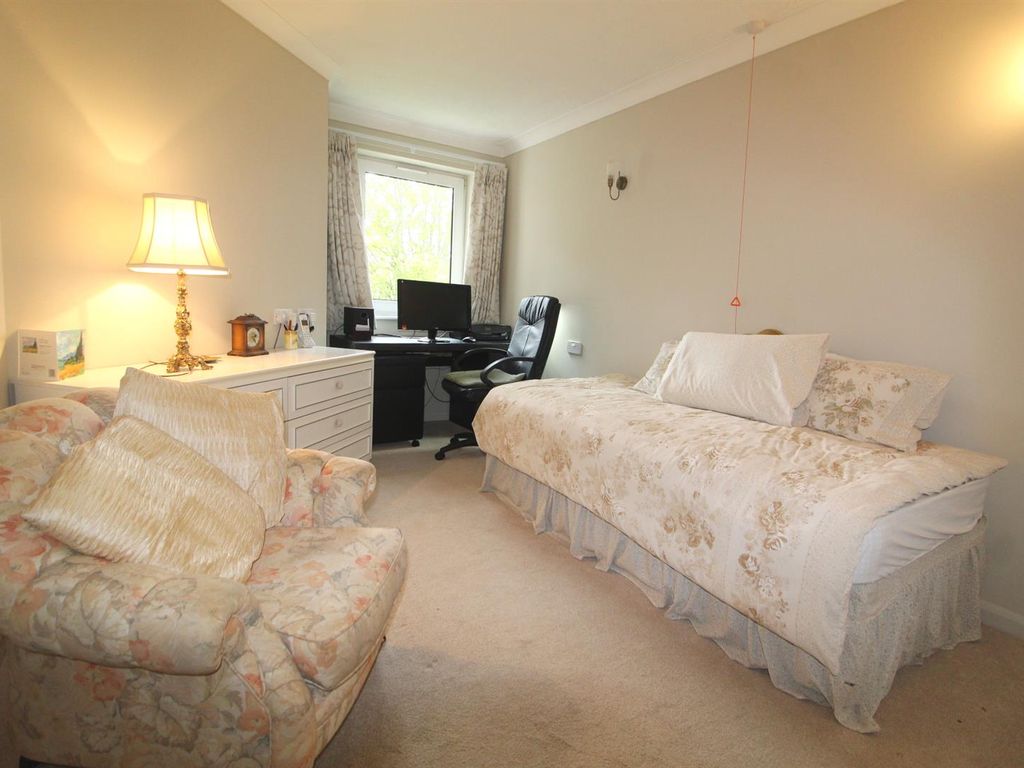 2 bed property for sale in Livingstone Court, Christchurch Lane, Hadley Green EN5, £290,000