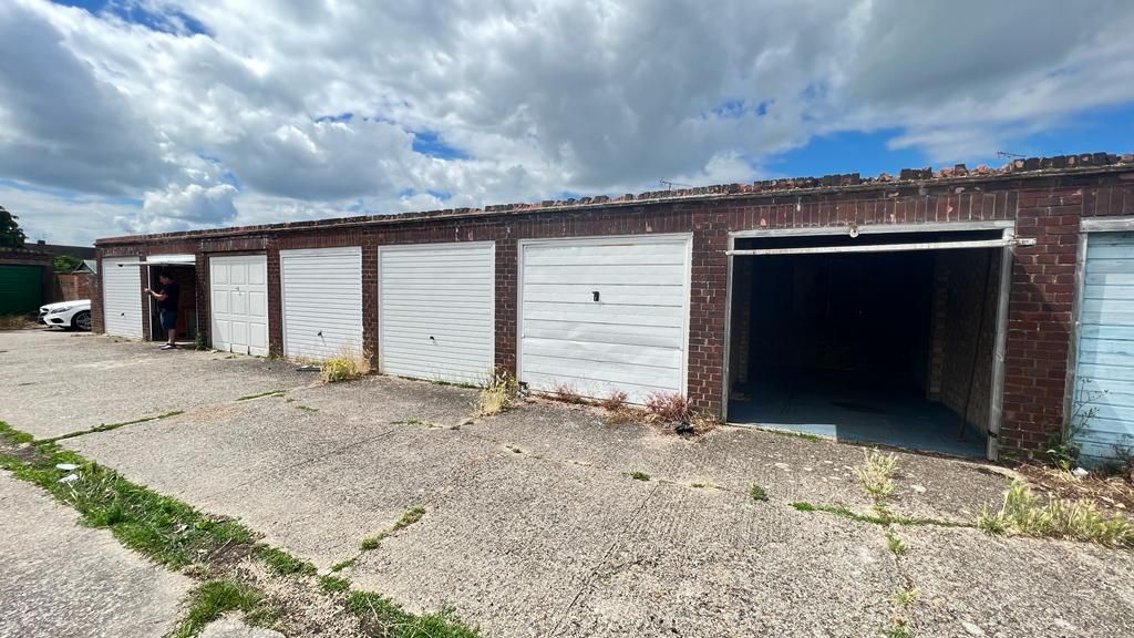Parking/garage for sale in Cloisters Road, Luton LU4, £15,000