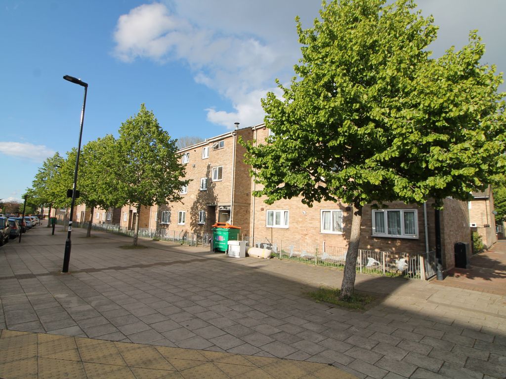 2 bed flat for sale in Exning Road, London E16, £309,995