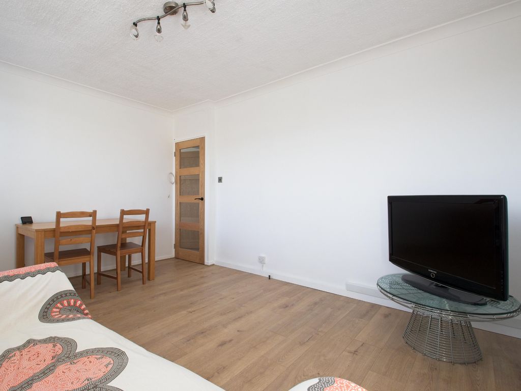 1 bed flat for sale in Brinkburn Close, London SE2, £190,000