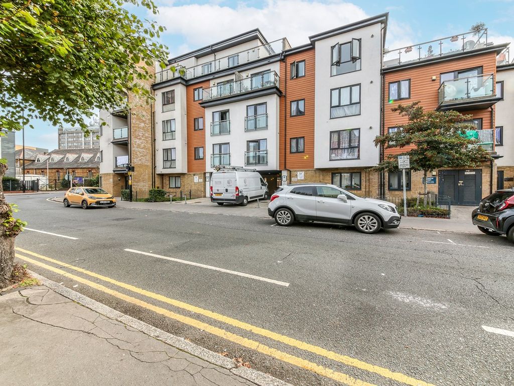 2 bed flat for sale in Oakfield Road, Croydon CR0, £93,000