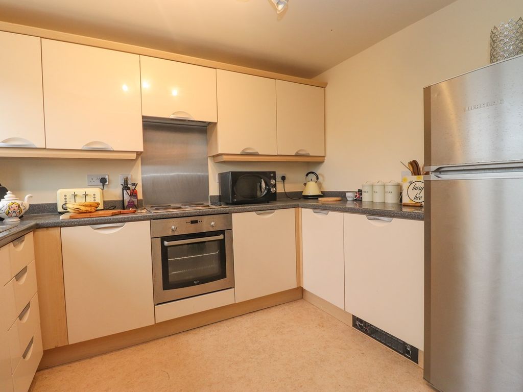 2 bed flat for sale in London Road, Carlisle CA1, £80,000
