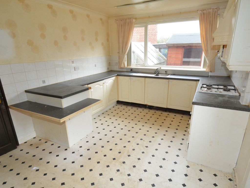 3 bed flat for sale in Clough Road, Droylsden M43, £150,000