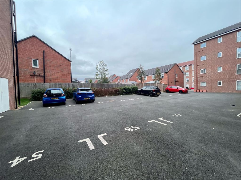 2 bed flat for sale in Bagshawe Way, Dunstable, Bedfordshire LU5, £220,000