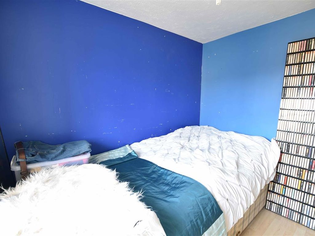 1 bed flat for sale in Redford Close, Feltham TW13, £180,000