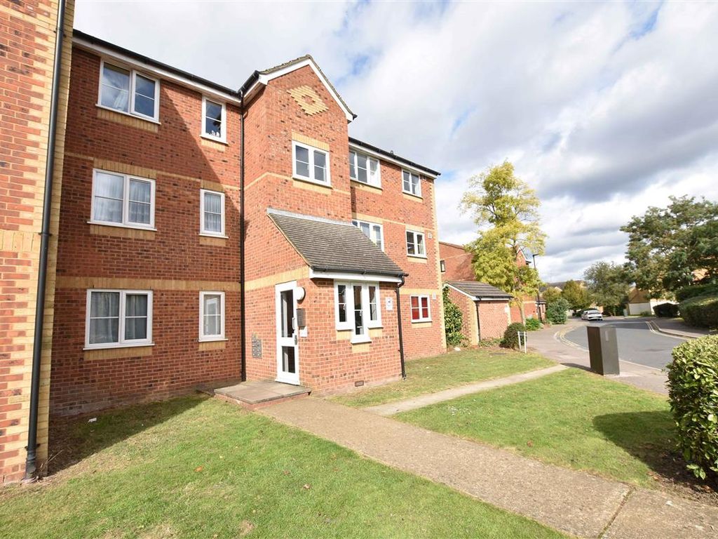1 bed flat for sale in Redford Close, Feltham TW13, £180,000