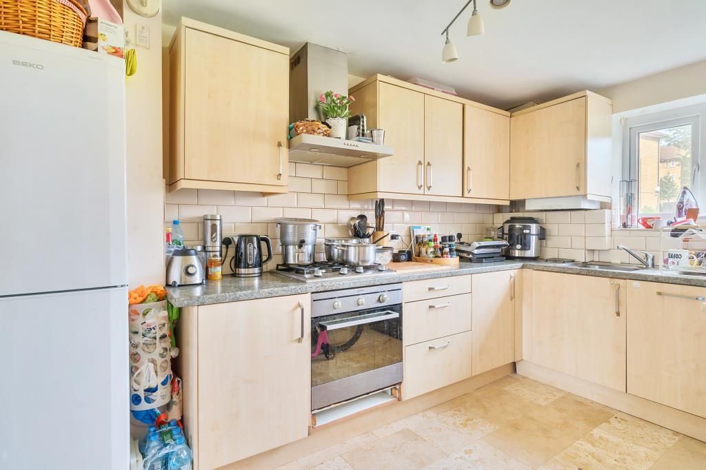 2 bed flat for sale in Basing Way, Finchley N3, £325,000