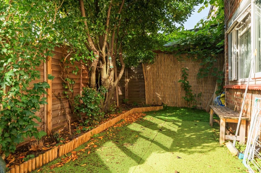 2 bed flat for sale in Basing Way, Finchley N3, £325,000